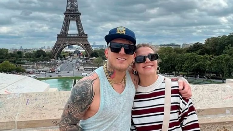 El Polaco y su hija Sol con la Torre Eiffel de fondo.