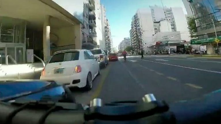 El polémico ciclista se filmó chocando autos en la calle.