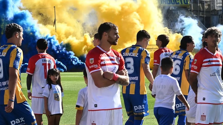 El polémico "pasillo de espaldas" de Estudiantes de La Plata a Rosario Central.