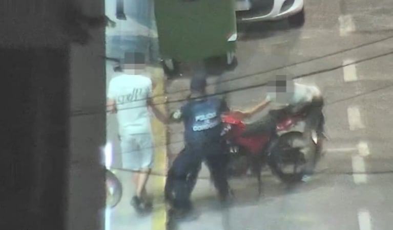 El policía actuó rápido y agarró a los dos ladrones.