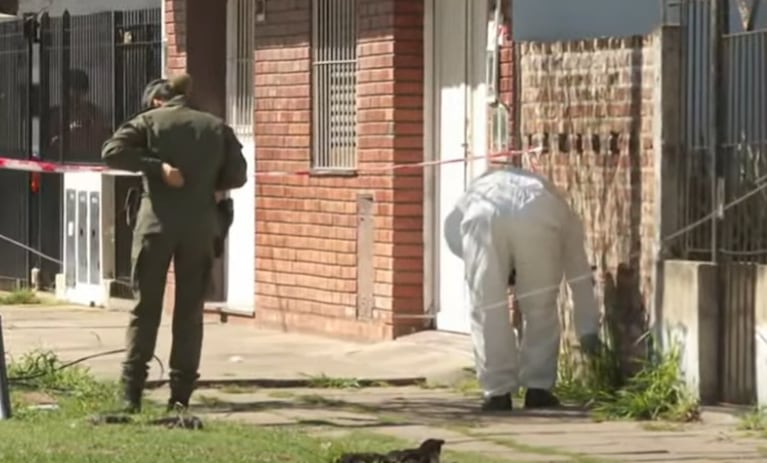 El policía caminaba por la calle cuando fue sorprendido por dos motochorros. (Foto: captura TN).