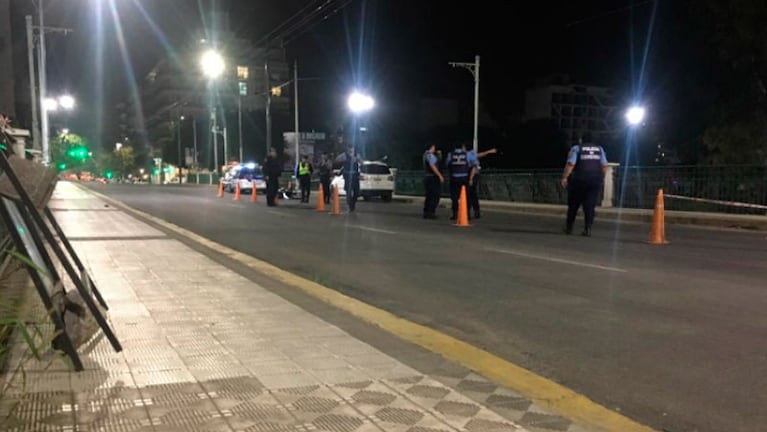 El policía chocó a metros del Puente Olmos.