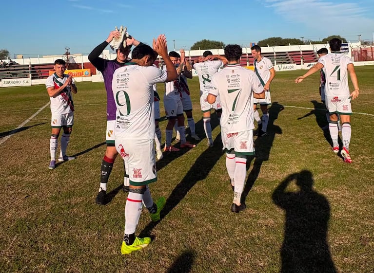 El policía de 35 años fue atacado en un partido de fútbol en Carcarañá.