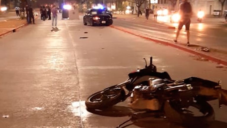 El policía fue embestido en su moto y el impacto fue fatal.