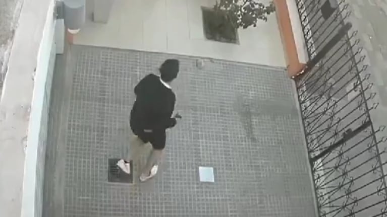 El policía ladrón saltó una reja y quiso huir por los techos.