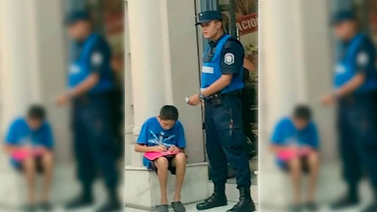 El policía que ayuda a estudiar a un nene en la calle