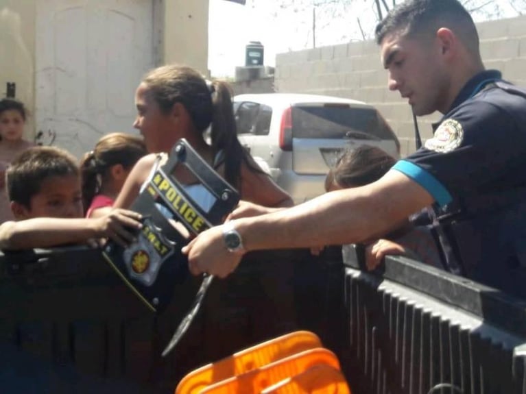 El policía que los niños aman: colabora con donaciones en Villa Urquiza