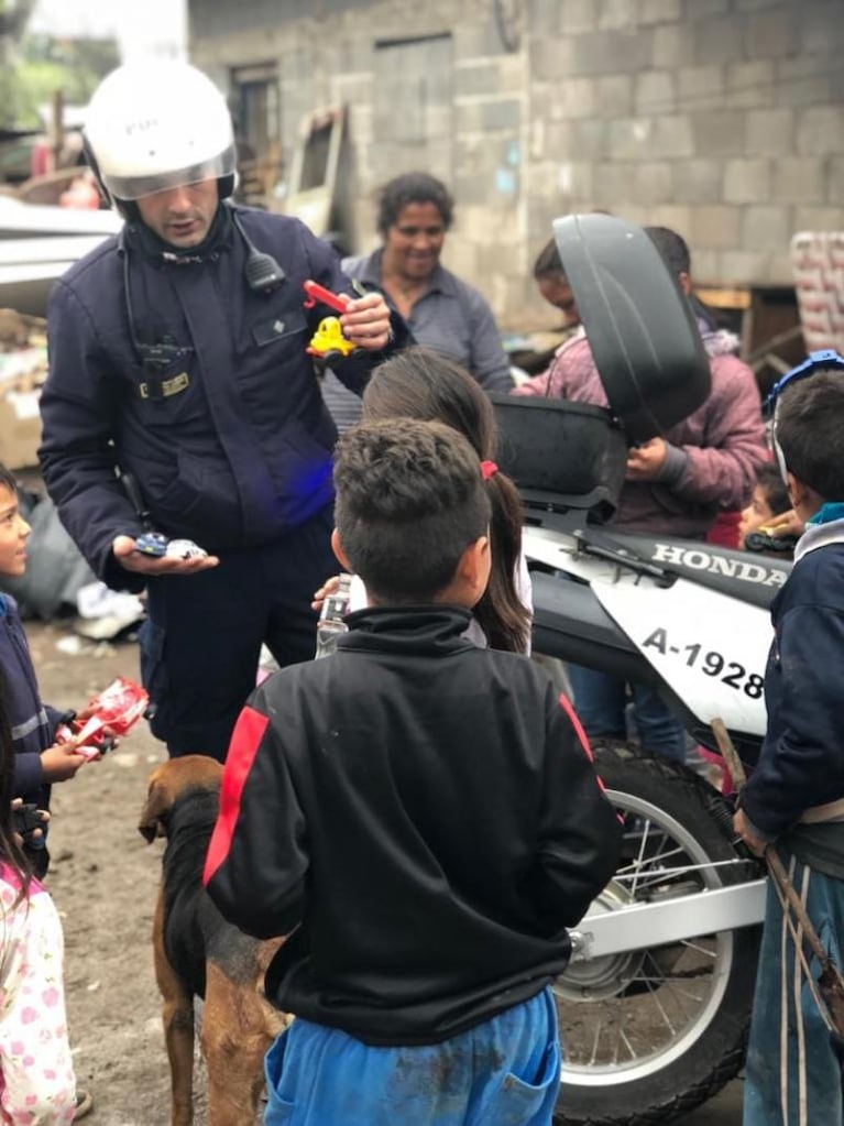 El policía que los niños aman: colabora con donaciones en Villa Urquiza