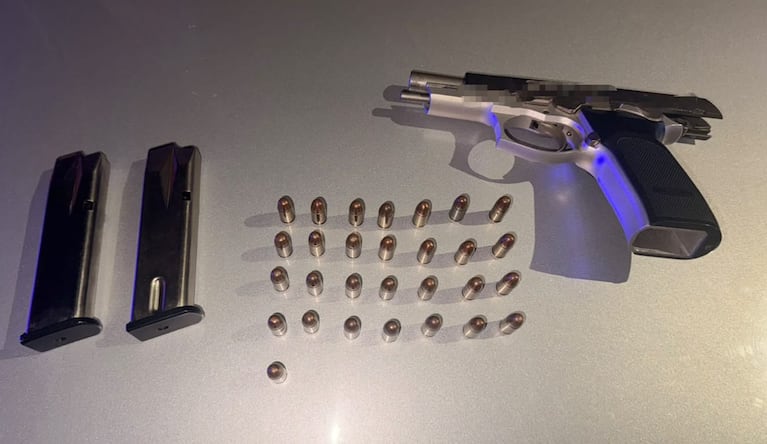 El policía retirado tenía armas y municiones en el auto.