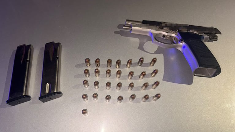 El policía retirado tenía armas y municiones en el auto.