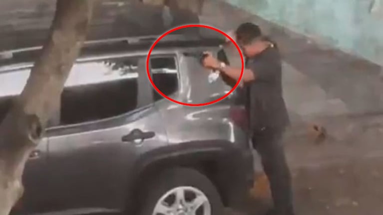 El policía salió tambaleante y empezó a disparar.