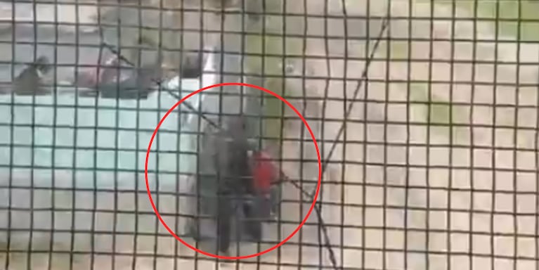 El policía salvó al niño de que el tren lo arroyara.