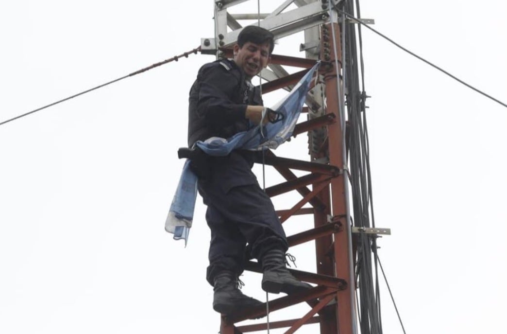 El policía se terminó bajando de la torre entre lágrimas.