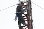 El policía se terminó bajando de la torre entre lágrimas.