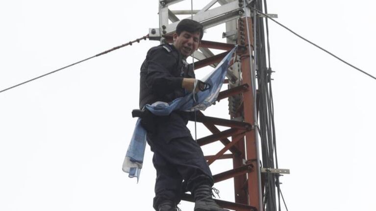 El policía se terminó bajando de la torre entre lágrimas.