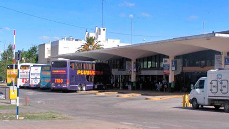 El policía sufrió lesiones leves.