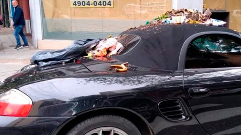 El Porsche convertible y su techo tapado por residuos.
