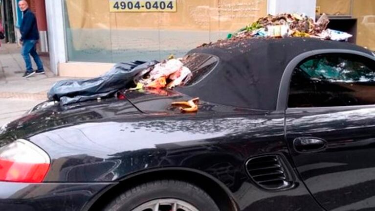 El Porsche convertible y su techo tapado por residuos.