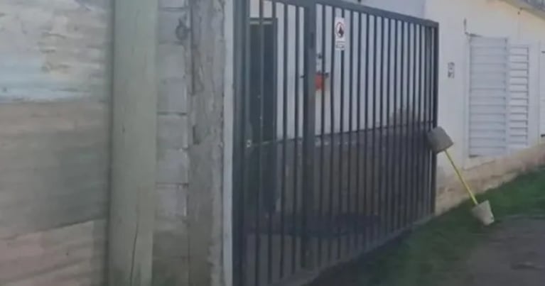 El portón que se desprendió y cayó encima del pequeño.