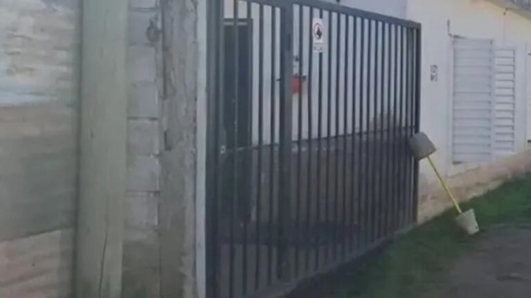 El portón que se desprendió y cayó encima del pequeño.