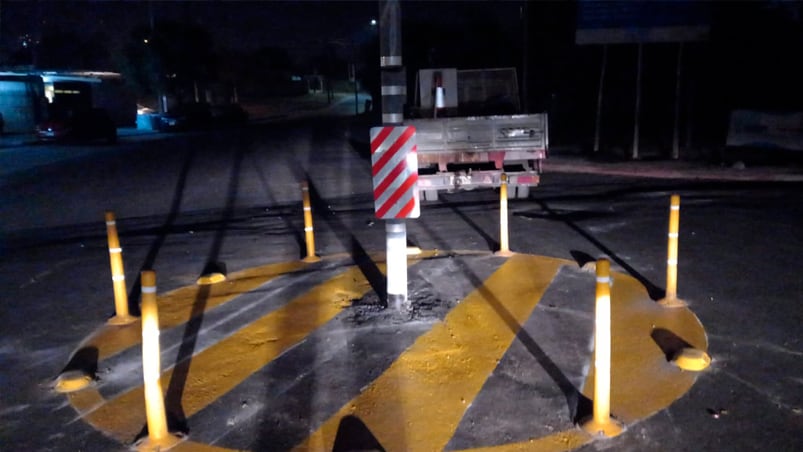 El poste de luz está en la calle Juncalillo, cerca del Jardín Botánico.