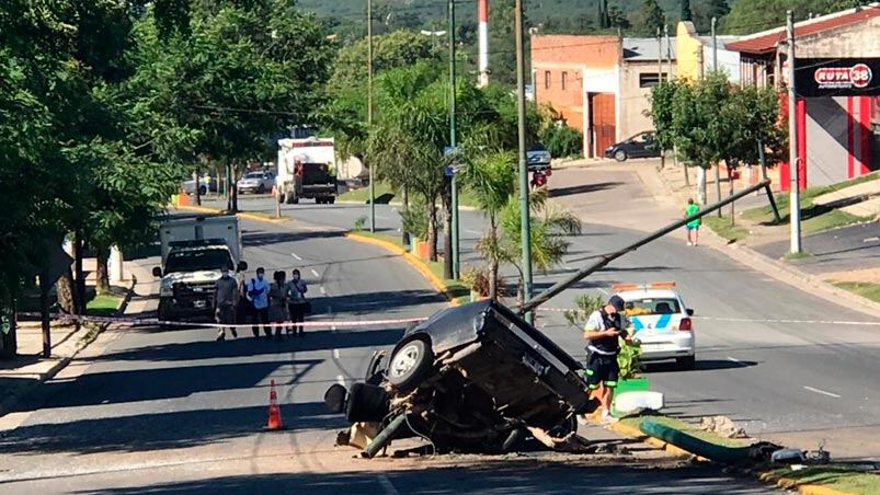 El poste quedó incrustado en la parte delantera del vehículo.