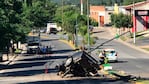 El poste quedó incrustado en la parte delantera del vehículo.