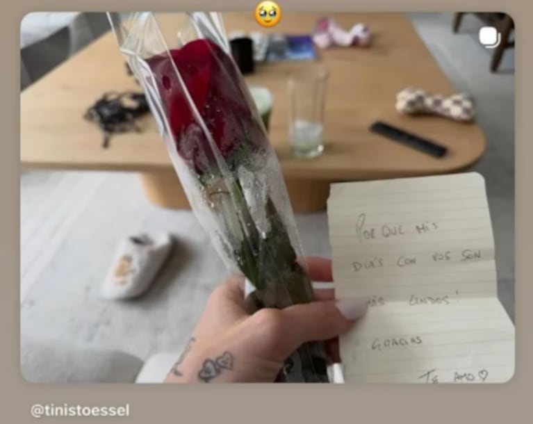 El posteo de Tini donde mostró el regalo de De Paul.