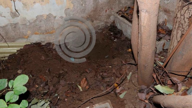 El pozo de tierra removida en la casa de Claudio Barrelier.