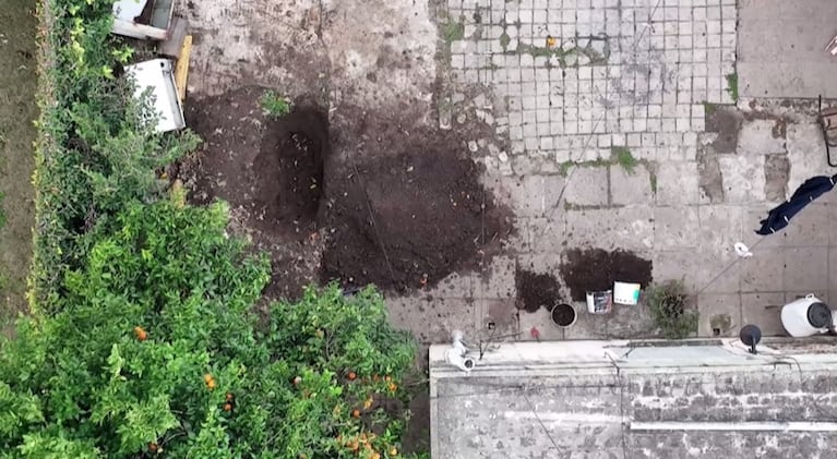 El pozo que descubrió el dron de El Doce en el patio de la casa donde hallaron los restos de Brenda Torres.