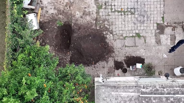 El pozo que descubrió el dron de El Doce en el patio de la casa donde hallaron los restos de Brenda Torres.