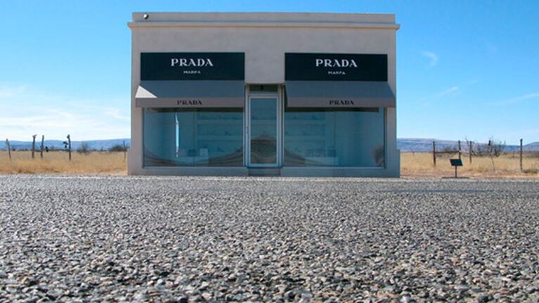 El Prada Marfa, en el medio del desierto. Foto: AP