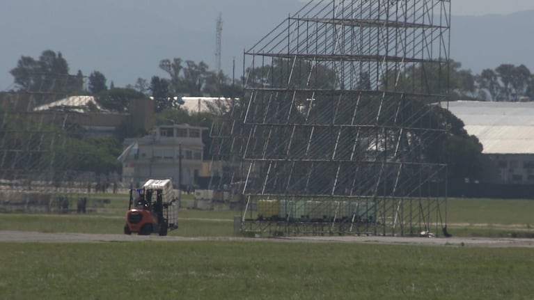 El predio de FAdeA se prepara para recibir la misa del Papa en Córdoba. (Foto: Mateo Lago/El Doce)