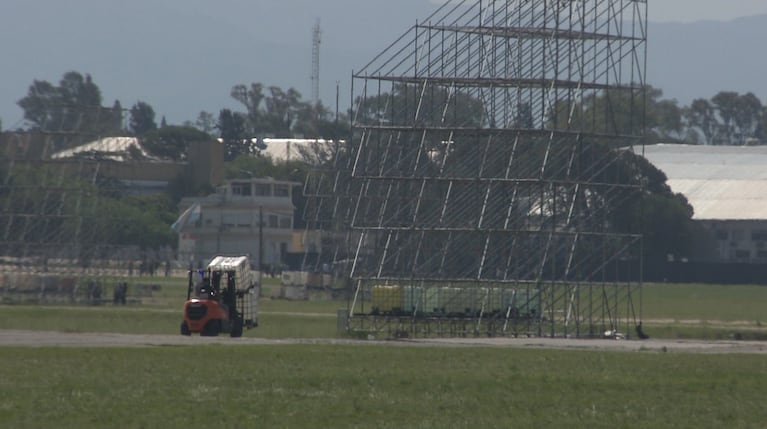El predio de FAdeA se prepara para recibir la misa del papa León XIV en Córdoba. (Foto: Mateo Lago/El Doce)
