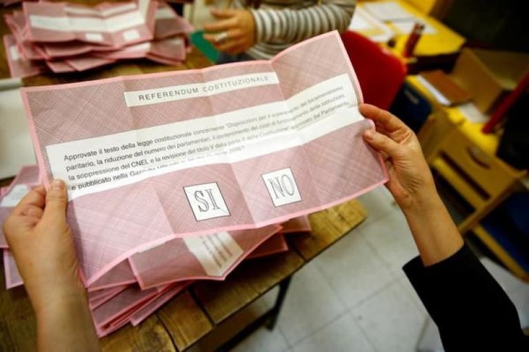 El premier de Italia renunció tras perder el referéndum