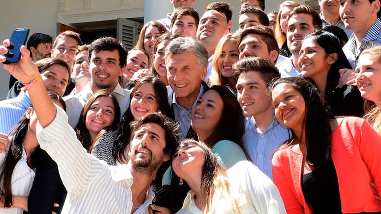 El Presdiente Macri en la selfie junto a los alumnos de la Universidad de Rosario.