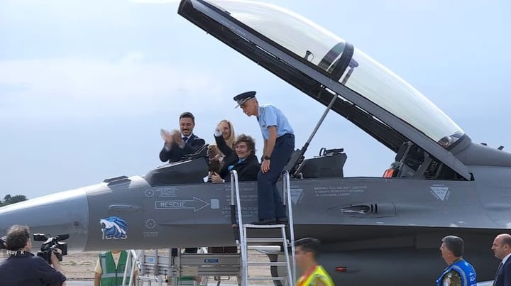 El presidente a bordo de unas de las aeronaves adquiridas por el Gobierno.