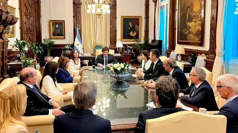 El presidente adelantó la reunión de Gabinete debido a que el lunes viaja a Suiza.