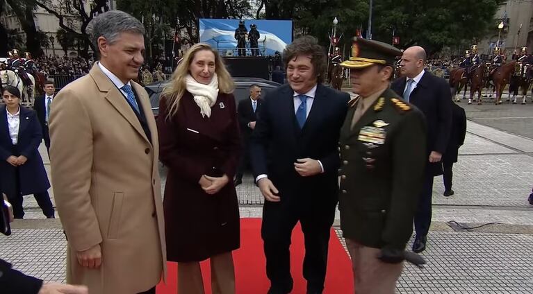 El Presidente asistió junto a su hermana Karina Milei. Ambos fueron recibidos por el jefe de Gobierno porteño Jorge Macri y el ministro de Defensa de la Nación, Carlos Presti ( Gentileza Infobae)