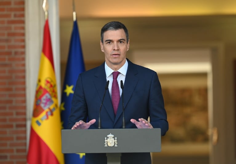 El presidente de España, Pedro Sánchez, cargó contra Javier Milei.