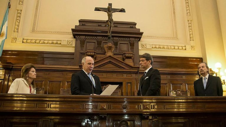 El presidente de la Corte, Ricardo Lorenzetti, le toma juramento a Rosatti.