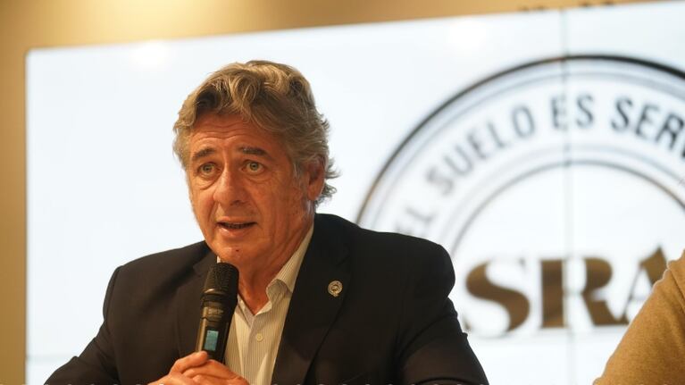 El presidente de la Sociedad Rural Argentina, Nicolás Pino, en conferencia de prensa, este viernes, tras el explosivo intimidatorio que recibió en su oficina. (Foto: Clarín)