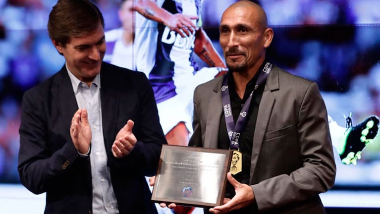 El presidente de la Superliga le entregó el reconocimiento al Cholo Guiñazú. Foto: Talleres.