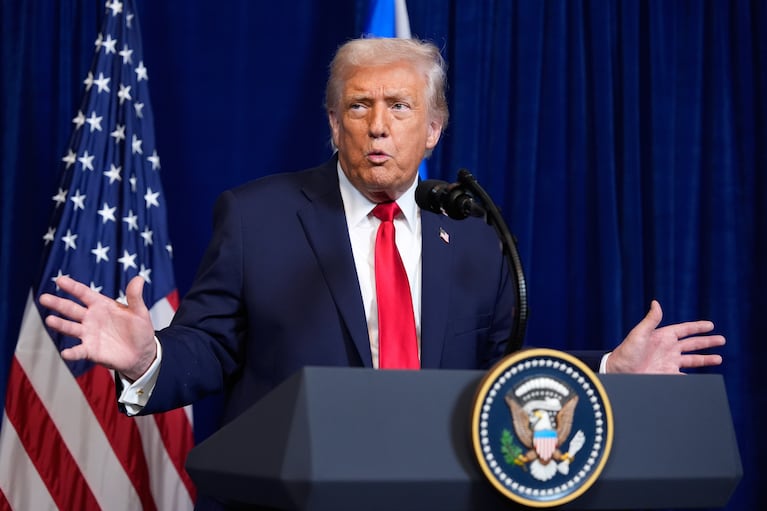 El presidente Donald Trump habla durante una conferencia de prensa con el primer ministro israelí Benjamin Netanyahu, en el complejo turístico Mar-a-Lago de Trump, el lunes 29 de diciembre de 2025, en Palm Beach, Florida. (AP Foto/Alex Brandon)
