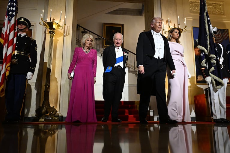 El presidente Donald Trump y la primera dama, Melania Trump, en la bienvenida al rey Carlos III y la reina Camilla.