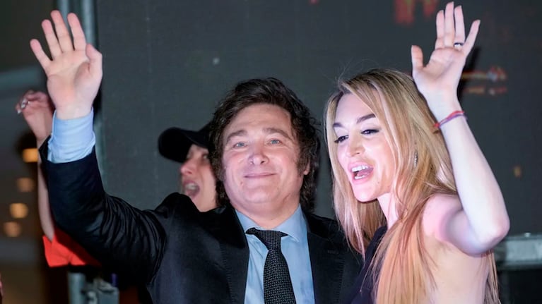 El presidente electo y la humorista en los festejos del domingo.