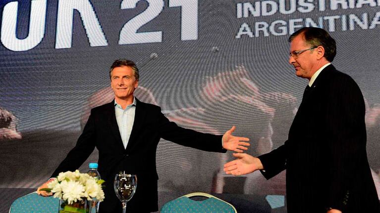 El Presidente en la Conferencia de la UIA junto a su titular, Adrián Kaufmann Brea.