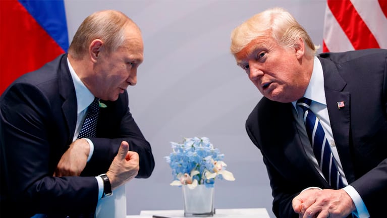 El presidente estadounidense Donald Trump en diálogo con el mandatario ruso Vladímir Putin.