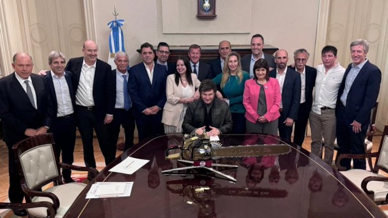 El presidente Javier Milei junto a su equipo y una motosierra sobre la mesa principal, en Casa Rosada. (Foto: X @JMilei)