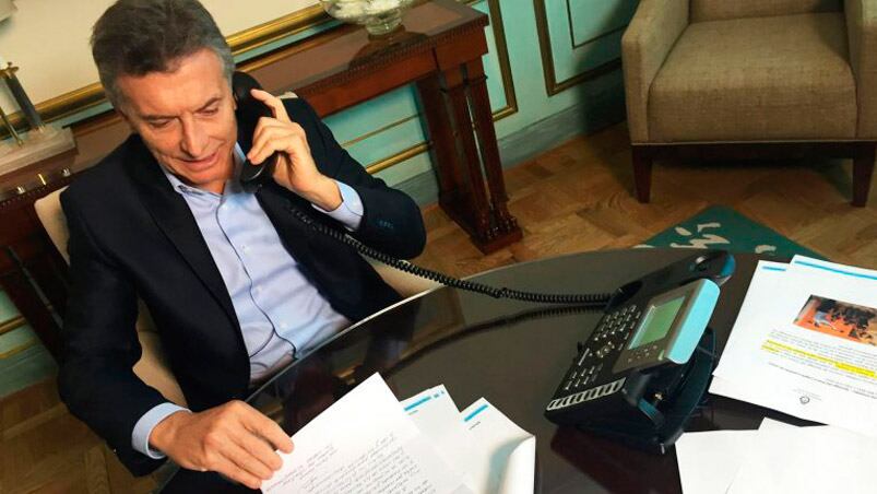 El presidente llamó por teléfono a los ciudadanos que le enviaron cartas felicitándolo por su gobierno. 